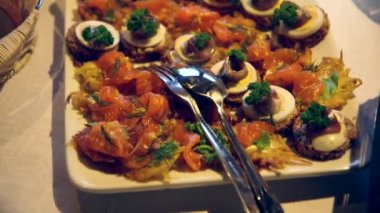 Somon ve ringa balıklı kanepe aperatiflerinin yakın çekimi.