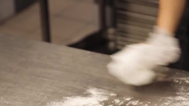 Zbliżeniu Shot Woman Zamiatanie Mąki Aluminium Powierzchnia Stołu Kuchni Restauracji — Wideo stockowe