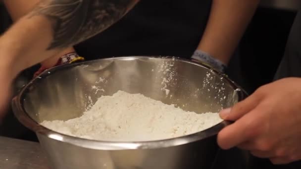 Zbliżeniu Shot Chef Nauczania Ucznia Aby Ciasto Ciasto — Wideo stockowe