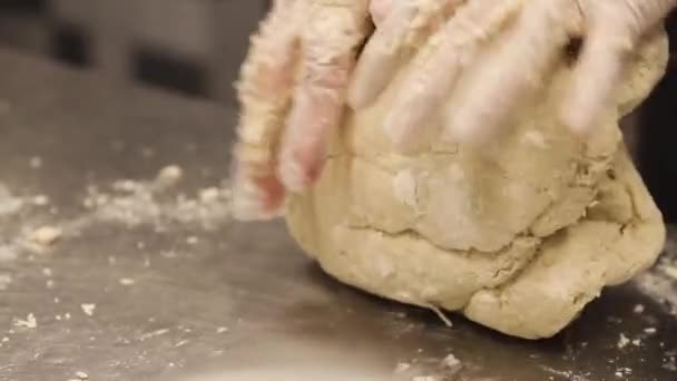 Μετά Από Κοντινό Πλάνο Της Γυναίκας Ελαστικά Γάντια Γονατίζοντας Dough — Αρχείο Βίντεο