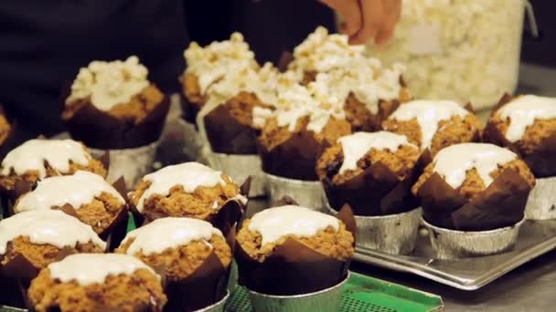 用爆米花和巧克力装饰装饰糖果蛋糕的装束 — 图库视频影像