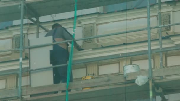 Nach Mittlerem Schuss Arbeiter Bei Der Renovierung Der Dekorativen Oberfläche — Stockvideo