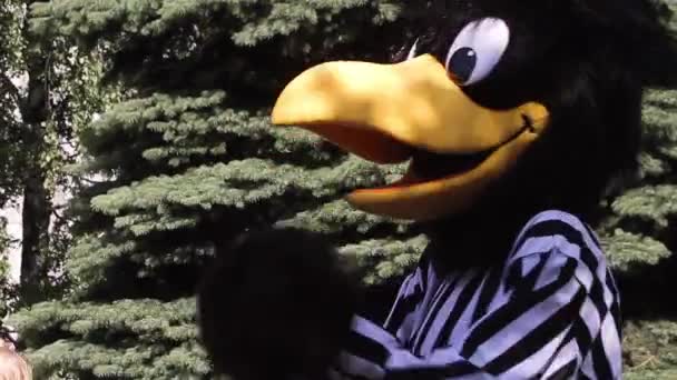 Seguinte Close Shot Crow Mascot Dancing — Vídeo de Stock