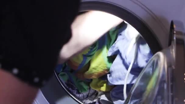 Zblízka Záběr Ženy Uvedení Prádelny Pračce — Stock video