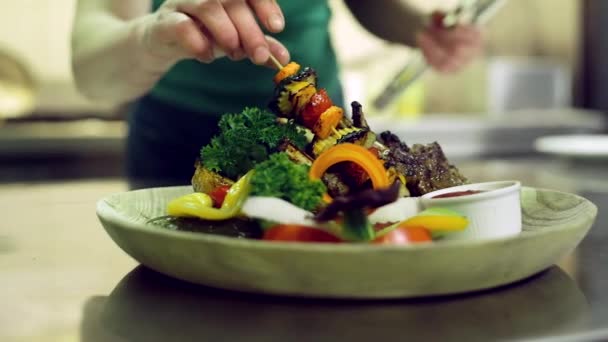 Dolly Close Shot Chef Dokončovací Příprava Porce Zeleninou Žebrování — Stock video
