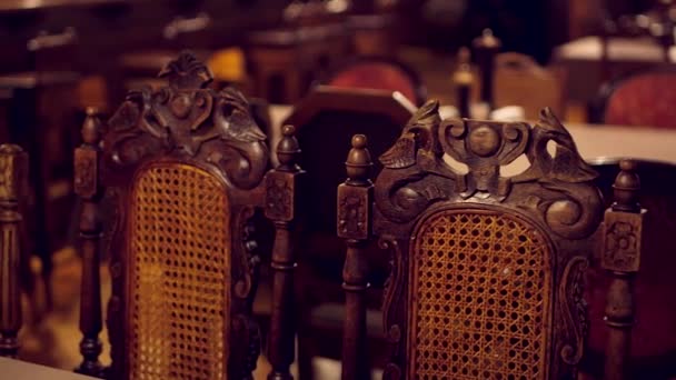 Dolly Close Skud Antikke Dekorative Træstole Restauranten – Stock-video