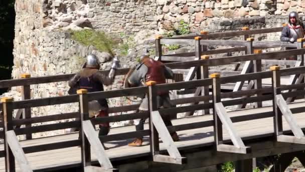 Středověkém Záběru Vojáků Středověkých Rytířských Kostýmech Boje Mostě Zříceniny Starého — Stock video