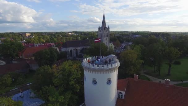 Wieża Łotewską Flagą Średniowieczne Miasto Kościół — Wideo stockowe