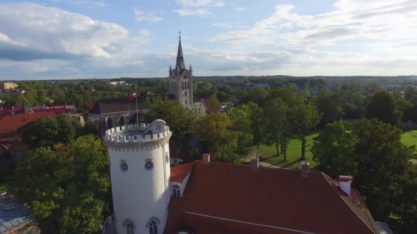 Cesis City Wieża Flyby Łotewską Flagą Średniowiecznym Kościołem — Wideo stockowe