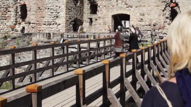 Βιολιστής Παίζοντας Και Παρατηρώντας Μια Σταδιακή Μεσαιωνική Μάχη Των Στρατιωτών — Αρχείο Βίντεο