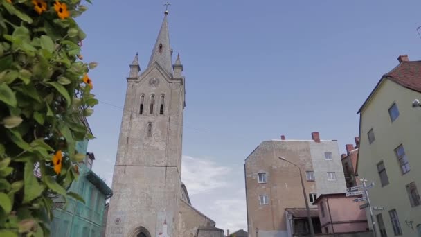 Oude Middeleeuwse Gotische Kerk Het Centrum Van Een Kleine Stad — Stockvideo