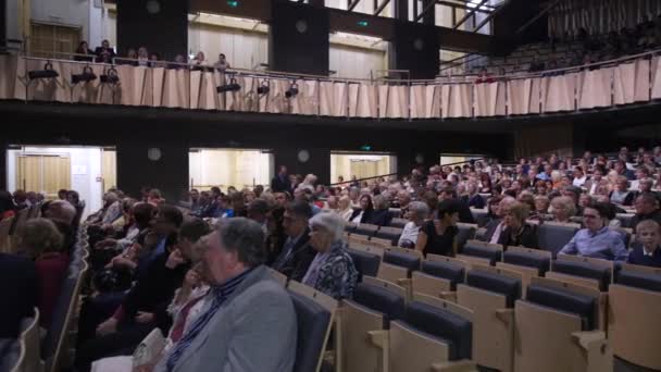 Konser Salonu Konserden Önce Seyircilerle Doludur — Stok video