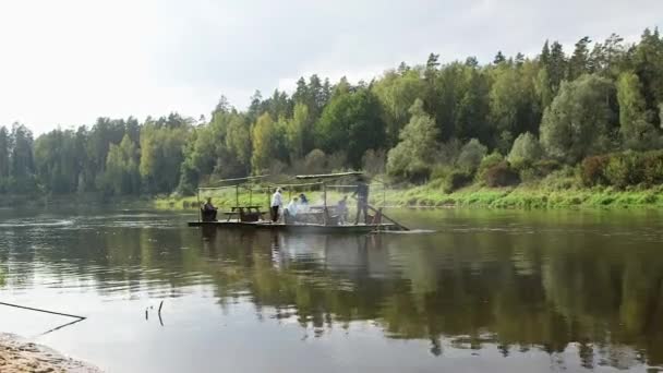 Menschen Grillen Essen Auf Einem Floß Mitten Auf Dem Fluss — Stockvideo