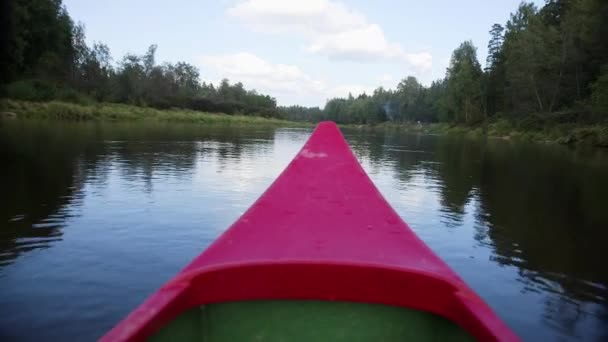 Red Prow Canoe Wiosłując Rzece — Wideo stockowe