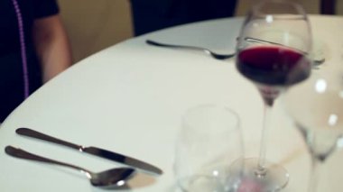 Restoranda patatesli biftek servis edilir.