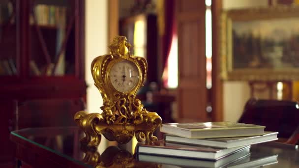 古董店的金表和桌上的书 — 图库视频影像