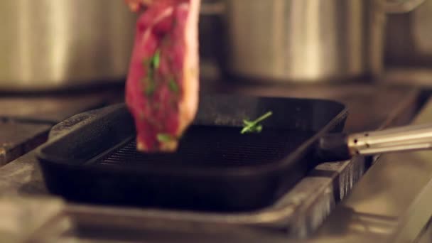 Cuisinier Met Morceau Viande Sur Poêle Griller Qui Rétrécit Instantanément — Video
