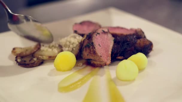 Portion Steak Und Kartoffeln Wird Mit Gekochten Grütze Garniert — Stockvideo