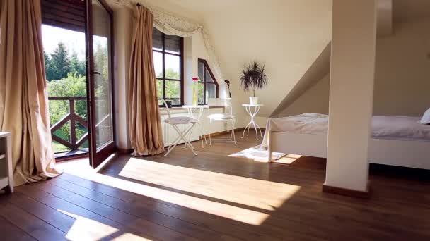Very Bright Elegant Bedroom Een Vakantiehuis — Stockvideo