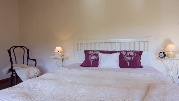 带蕾丝床罩的复古风格度假家居寝室 — 图库视频影像