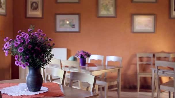 Fioletowe Kwiaty Pięknym Wazonie Gliny Pensjonacie Jadalnia — Wideo stockowe