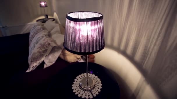 シックなホテルのベッドルーム ミシュアビー ヴァイオレットシェードナイトランプ — ストック動画