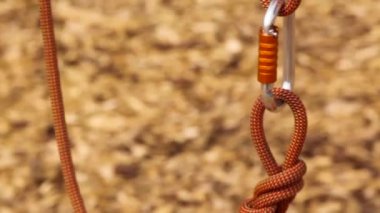 İki Kordon Döngüsü Bir Karabinaya Bağlandı