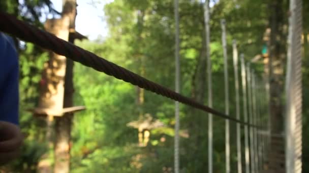 Mujer Cuelga Dos Mosquetones Una Cuerda Metal Adventure Park Contiene — Vídeo de stock