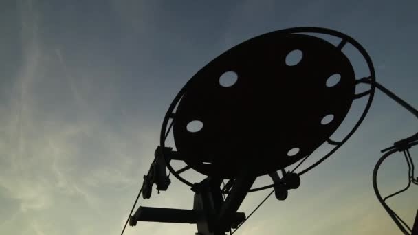 Ski Lift Άνω Τροχός Περιστροφή Silhouetted Ενάντια Στον Ουρανό Ένα — Αρχείο Βίντεο