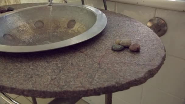 Originální Design Metal Sink Built Stone Slab Bez Odvodnění Umyvadlo — Stock video