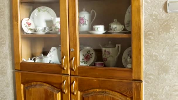古董瓷器餐具设置在玻璃门后的餐具柜中 中国的发展缓慢 大约在2000年到1200年前的某个时候终于实现了 — 图库视频影像