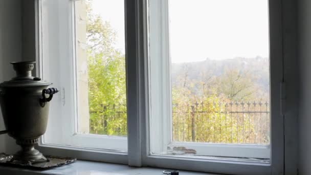 Antikes Samovar Auf Der Fensterbank Hinter Der Fensterlandschaft Ein Typischer — Stockvideo