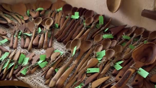 Sok Különböző Fából Készült Konyhai Eszközök Elrendezve Asztalon Eladó Fából — Stock videók