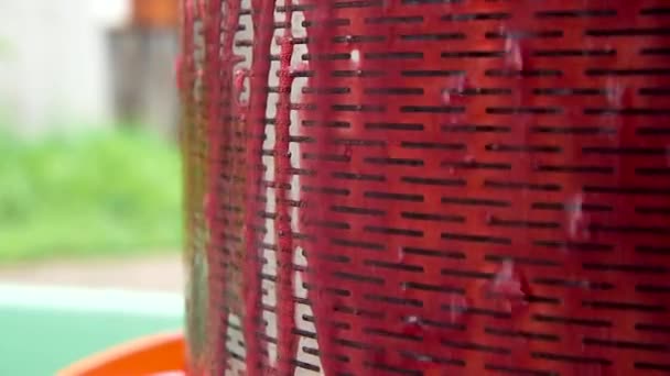 Röd Juice Pressas Genom Ett Metallgaller Juicing Den Föredragna Metoden — Stockvideo