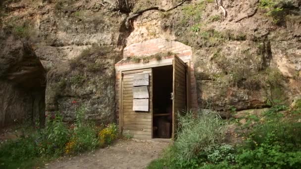 Otevřít Jeskynní Dveře Skále Kafe Více Než 300 Uměle Tvarované — Stock video