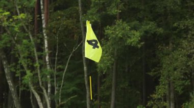 4 Numaralı Golf Deliği Bayrağı. Golf, oyuncuların topu deliğe sokmak için kulüpleri kullandıkları bir klüp ve top sporudur..