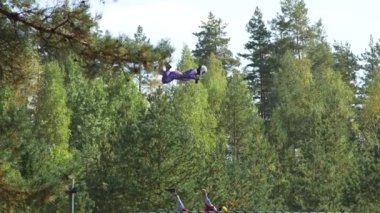 Fotoğraf Kameralı Profesyonel Sporcu Dikey Rüzgar Tünelinin Üzerinde Uçuyor. Dikey Rüzgar Tüneli Ağaçların Üzerinde Uçan Kuş Gibi Mavi Gökyüzünün Altında Deneyime İzin Verir.