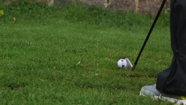 Nahaufnahme Des Golfballs Der Mit Dem Golfschläger Getroffen Wird Golf — Stockvideo
