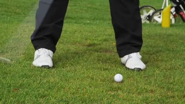 Golfçü Golf Tee Shoe Drive Veya Driving Shot Yapar Golf — Stok video
