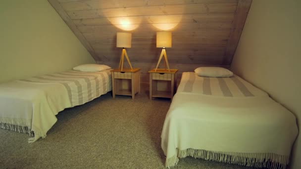 Gemütliches Schlafzimmer Mit Zwei Einzelbetten Dachzimmer Warmen Farben Mit Dachschräge — Stockvideo