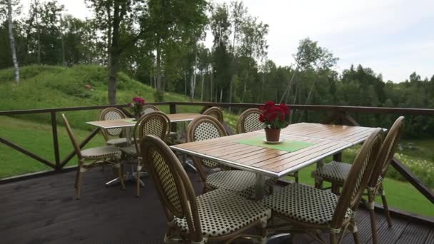 Elegancki Cafe Terrace Widokiem Łąkę Las Stoły Kawiarniane Krzesła Czerwone — Wideo stockowe