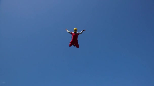 Чоловік Костюмі Скелелазіння Літає Над Вертикальним Вітровим Тунелем Вертикальний Вітровий — стокове відео