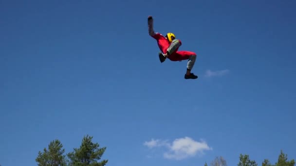 Paraşüt Kıyafetli Sporcu Dikey Rüzgar Tünelinin Üzerinde Gösteri Yapıyor Dikey — Stok video