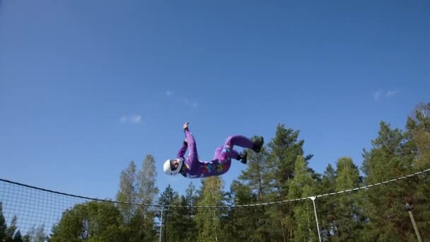 Atleta Traje Skydiving Realiza Acrobacias Acima Túnel Vento Vertical Túnel — Vídeo de Stock