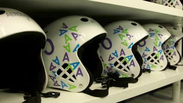Много Белых Касок Красиво Выстроенных Полке Шлем Форма Защитного Снаряжения — стоковое видео
