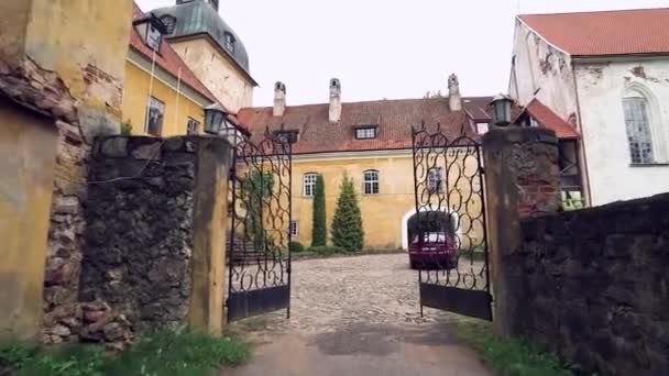 Πηγαίνοντας Από Την Πύλη Στην Αυλή Του Παλαιού Μεσαιωνικού Κάστρου — Αρχείο Βίντεο
