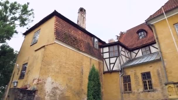 Αρχαίο Μεσαιωνικό Κάστρο Εξωτερικό Περιστρεφόμενο Shot Κάστρο Lielstraupe Είναι Ένα — Αρχείο Βίντεο
