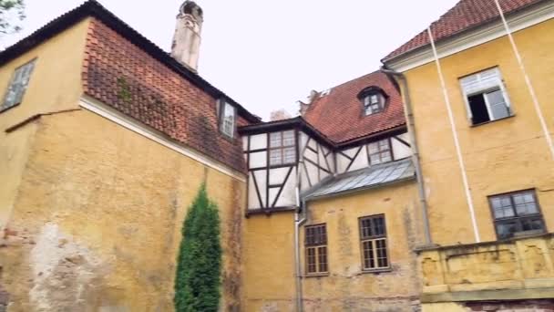 Αρχαίο Μεσαιωνικό Κάστρο Εξωτερικό Περιστρεφόμενο Shot Κάστρο Lielstraupe Είναι Ένα — Αρχείο Βίντεο