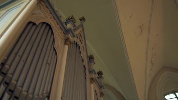 Órgão Igreja Medieval Antiga Teto Vaulted Altar Com Cruz Igreja — Vídeo de Stock