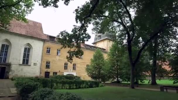 Αρχαίο Μεσαιωνικό Κάστρο Πύργο Εξωτερικά Στο Steadicam Shot Κάστρο Lielstraupe — Αρχείο Βίντεο